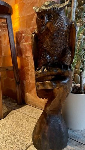 Eule aus Albesia holz Höhe 0,61 Meter geschnitzt Original Little Big Horn Statue Dekoration